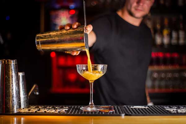 Barman při práci